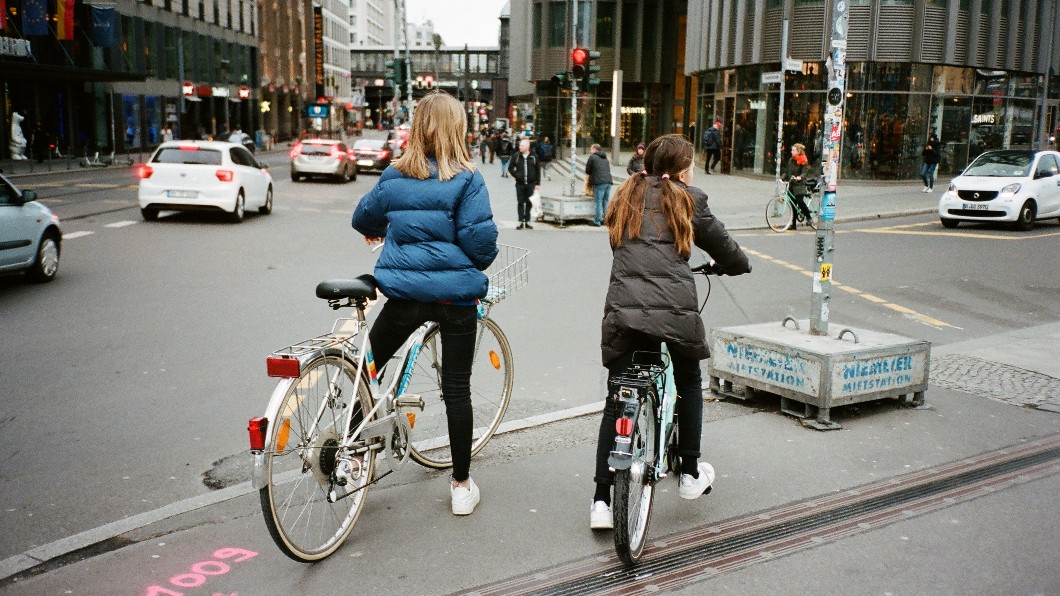 Kommen sich dank V2X künftig hoffentlich weniger oft in die Quere: Radfahrer:innen, Fußgänger:innen und Autofahrer:innen Kommen sich dank V2X künftig hoffentlich weniger oft in die Quere: Radfahrer:innen, Fußgänger:innen und Autofahrer:innen