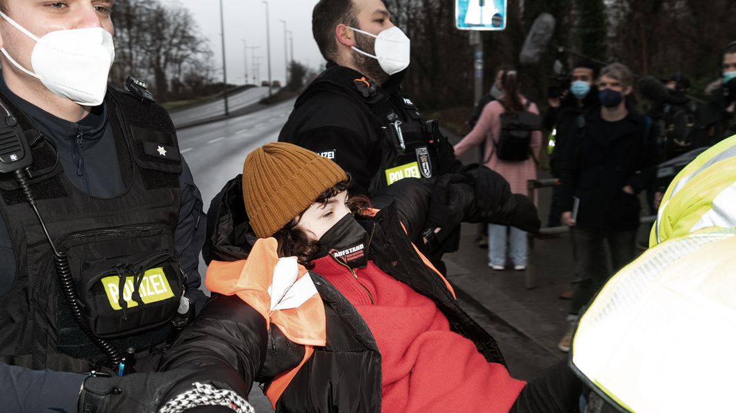 Letzte-Generation-Aktivistin Lea Bonasera bei einer Blockade-Aktion. Foto: Gil Bartz Letzte-Generation-Aktivistin Lea Bonasera bei einer Blockade-Aktion. Foto: Gil Bartz