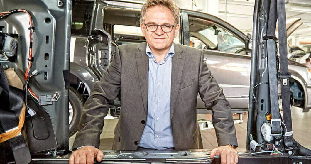 Paravan-Gründer Roland Arnold an einem behindertengerecht umgebauten Fahrzeug. Foto: Paravan Paravan-Gründer Roland Arnold an einem behindertengerecht umgebauten Fahrzeug. Foto: Paravan