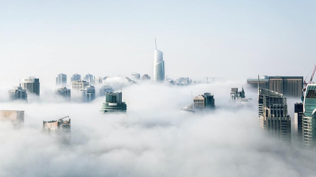 Keine Abgase, nur Nebel verhüllt Dubai. Doch das Auto ist in der Stadt dominant – entsprechend groß die Aufgabe der Dekarbonisierung. Foto: Aleksandar Pasaric / Pexels Keine Abgase, nur Nebel verhüllt Dubai. Doch das Auto ist in der Stadt dominant – entsprechend groß die Aufgabe der Dekarbonisierung. Foto: Aleksandar Pasaric / Pexels