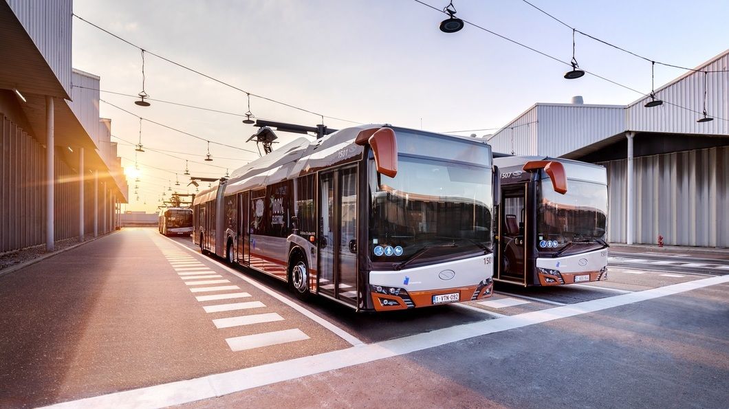 Strom statt Sprit: Die Antriebswende im Busverkehr erfordert massive Investitionen, nicht zuletzt in die Infrastruktur der Betriebshöfe. Foto: Solaris Strom statt Sprit: Die Antriebswende im Busverkehr erfordert massive Investitionen, nicht zuletzt in die Infrastruktur der Betriebshöfe. Foto: Solaris