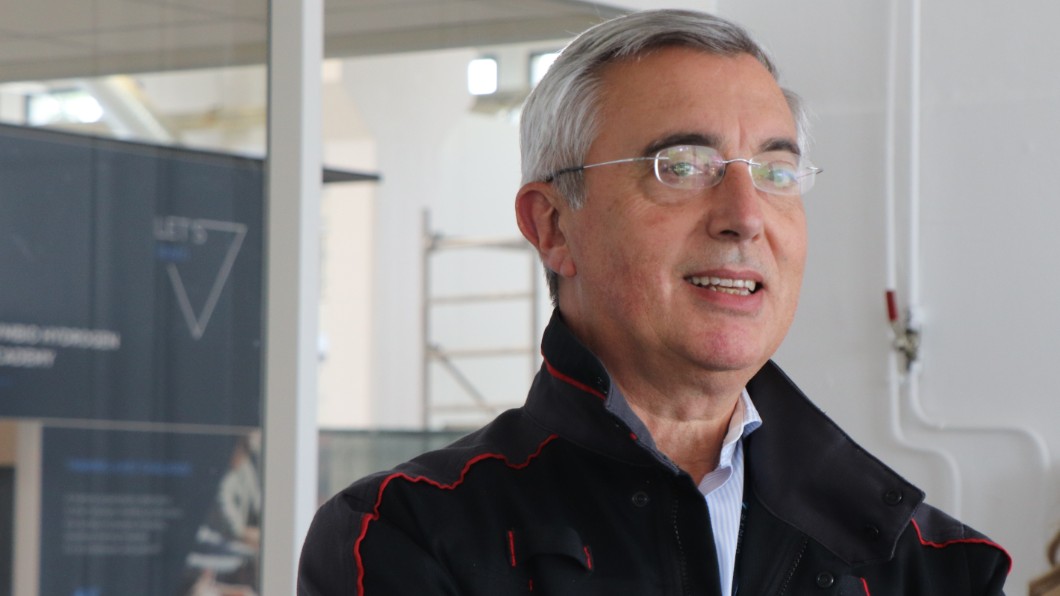 Der CEO von Symbio, Philippe Rosier, erklärt im Gespräch mit FUTURE MOVES, welche Hürden er nehmen muss, dass Wasserstoffantriebe 2030 genau so teuer sein werden wie Verbrenner Der CEO von Symbio, Philippe Rosier, erklärt im Gespräch mit FUTURE MOVES, welche Hürden er nehmen muss, dass Wasserstoffantriebe 2030 genau so teuer sein werden wie Verbrenner