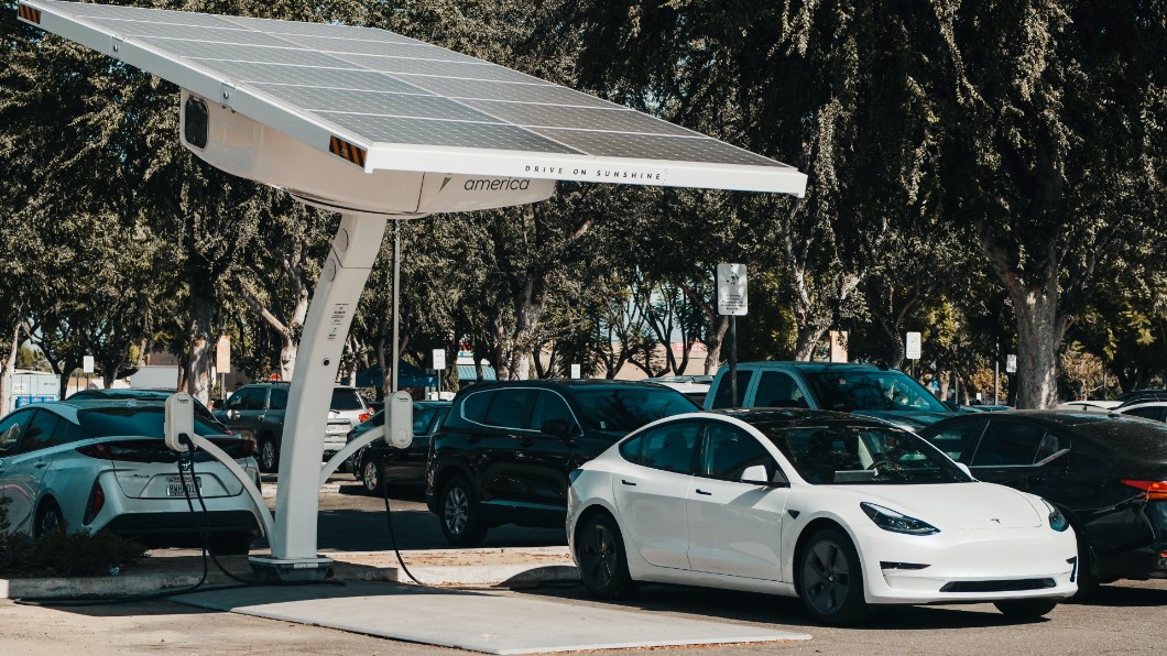 Mit dynamischen Preisen könnten E-Autos günstiger laden – und dann, wenn es besonders viel Sinn ergibt Mit dynamischen Preisen könnten E-Autos günstiger laden – und dann, wenn es besonders viel Sinn ergibt