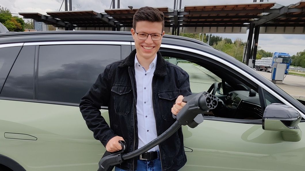 Die Zukunft in der Hand: Für Robin Engelhardt ist die Elektrifizierung der Mobilität aternativlos Die Zukunft in der Hand: Für Robin Engelhardt ist die Elektrifizierung der Mobilität aternativlos