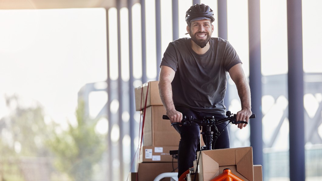 Alexander Roe hat Bringbock gegründet. Das Start-up liefert Pakete und Waren aus dem Einzelhandel per Lastenrad Alexander Roe hat Bringbock gegründet. Das Start-up liefert Pakete und Waren aus dem Einzelhandel per Lastenrad