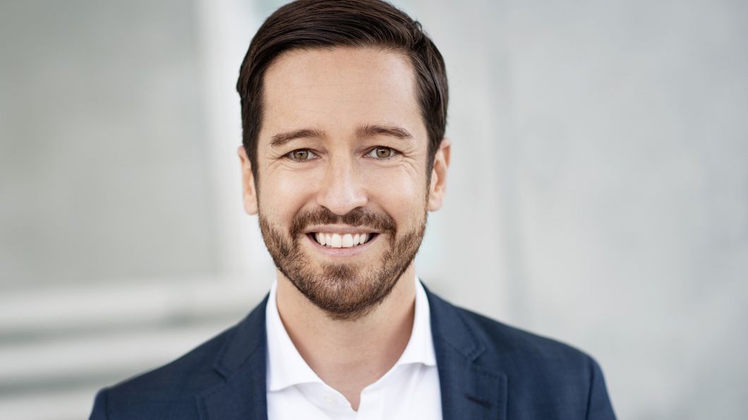 Björn Bender ist seit November 2022 CEO von Rail Europe, zuvor war er bei der SBB und der DB. Außerdem gehört er zu den Initiator*innen des Netzwerks Mobility Allstars e.V. Björn Bender ist seit November 2022 CEO von Rail Europe, zuvor war er bei der SBB und der DB. Außerdem gehört er zu den Initiator*innen des Netzwerks Mobility Allstars e.V.
