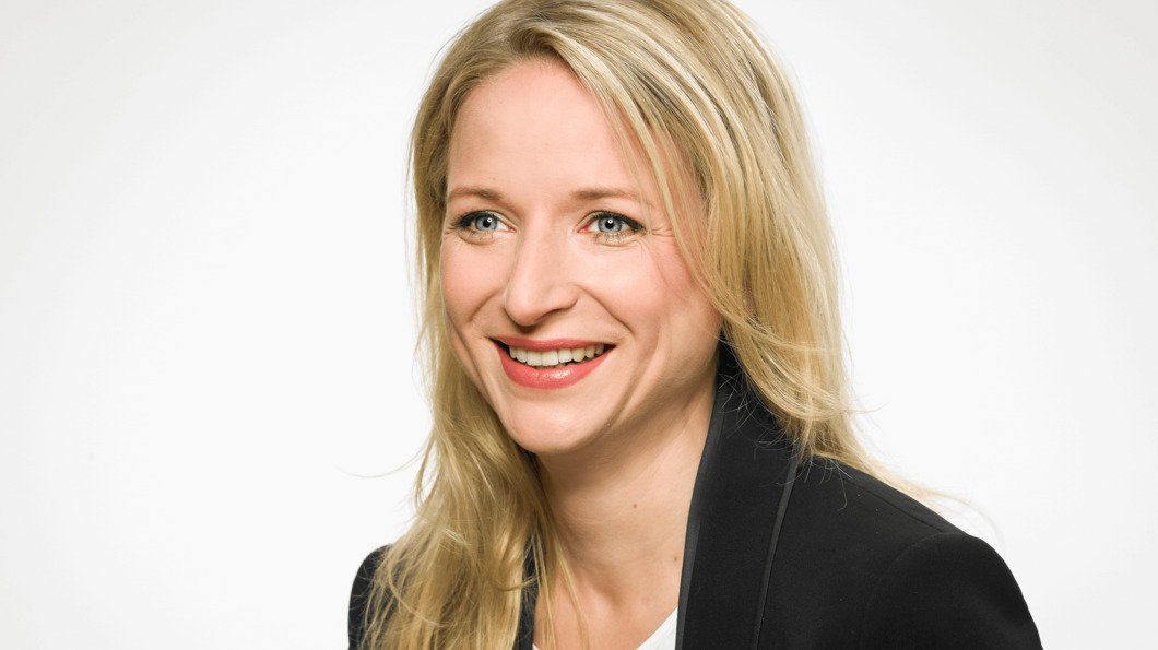 Die FDP-Politikerin Daniela Kluckert ist als parlamentarische Staatssekretärin im BMDV zuständig für Digitalisierung, E-Mobilität samt Ladeinfrastruktur und Schifffahrt. Foto: Inga Haar Die FDP-Politikerin Daniela Kluckert ist als parlamentarische Staatssekretärin im BMDV zuständig für Digitalisierung, E-Mobilität samt Ladeinfrastruktur und Schifffahrt. Foto: Inga Haar