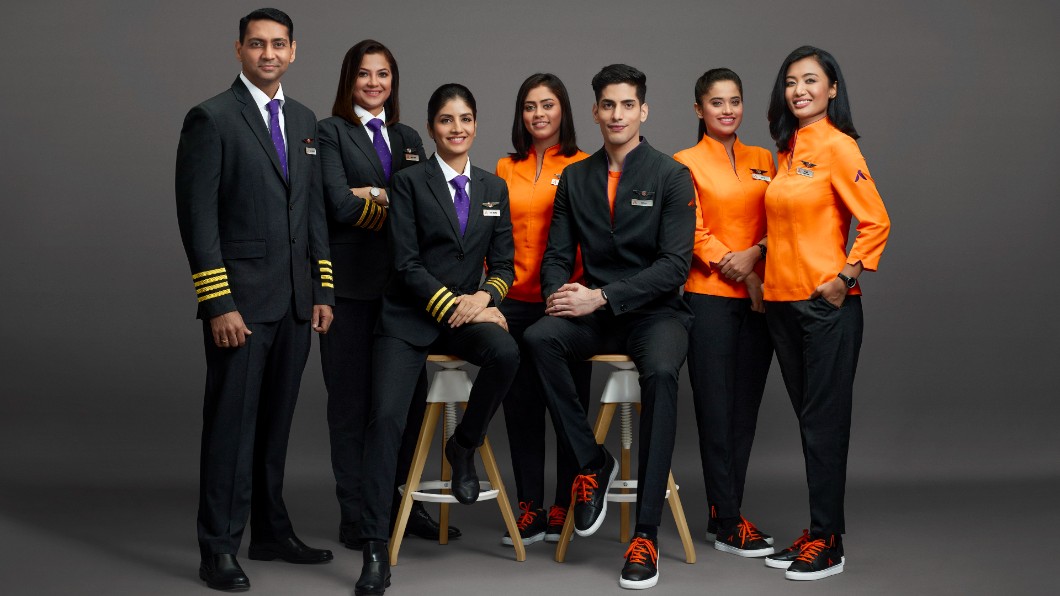 Die Uniformen der Belegschaft von Akasa Air sollen aus recyceltem Plastik hergestellt worden sein. Werbefoto: Akasa Air Die Uniformen der Belegschaft von Akasa Air sollen aus recyceltem Plastik hergestellt worden sein. Werbefoto: Akasa Air