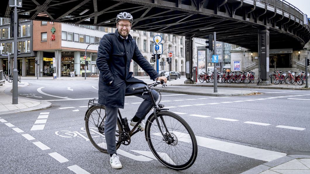 Ins Büro und zu Terminen fährt Anjes Tjarks fast immer mit dem Rad und kommt so auf 80 bis 100 Kilometer in der Woche. Foto: Behörde für Verkehr und Mobilitätswende Ins Büro und zu Terminen fährt Anjes Tjarks fast immer mit dem Rad und kommt so auf 80 bis 100 Kilometer in der Woche. Foto: Behörde für Verkehr und Mobilitätswende