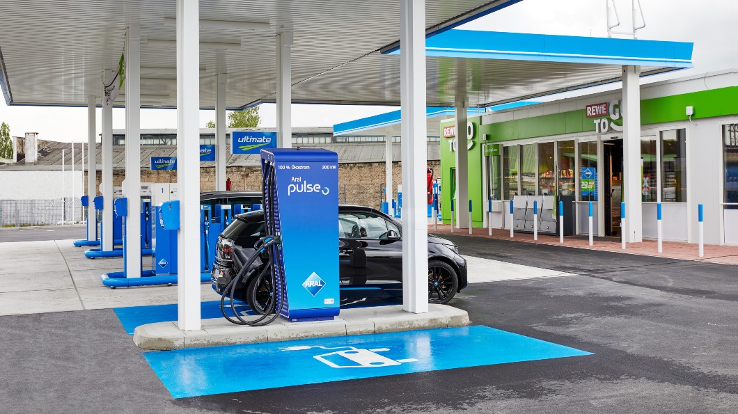 Einige Ladeparks sind zwar an Tankstellen oder sehen zumindest wie solche aus, so schnell wie Tanken wird Laden jedoch nie sein. Foto: Aral Einige Ladeparks sind zwar an Tankstellen oder sehen zumindest wie solche aus, so schnell wie Tanken wird Laden jedoch nie sein. Foto: Aral