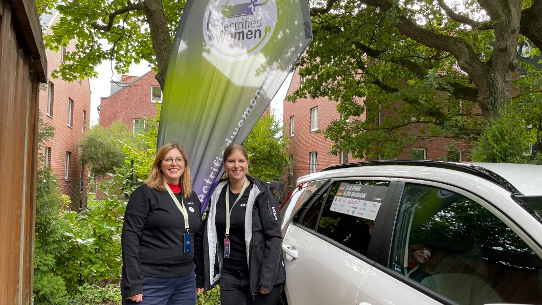 Die Electrified Women bereit für den Start: Alina Baumann alias Alina Ampere (links) und Lisa Bohm (rechts) Die Electrified Women bereit für den Start: Alina Baumann alias Alina Ampere (links) und Lisa Bohm (rechts)