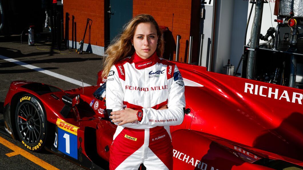 Sophia Flörsch vor einem LMP2-Rennwagen, mit dem sie in der vergangenen Saison an den Start ging. Sophia Flörsch vor einem LMP2-Rennwagen, mit dem sie in der vergangenen Saison an den Start ging.