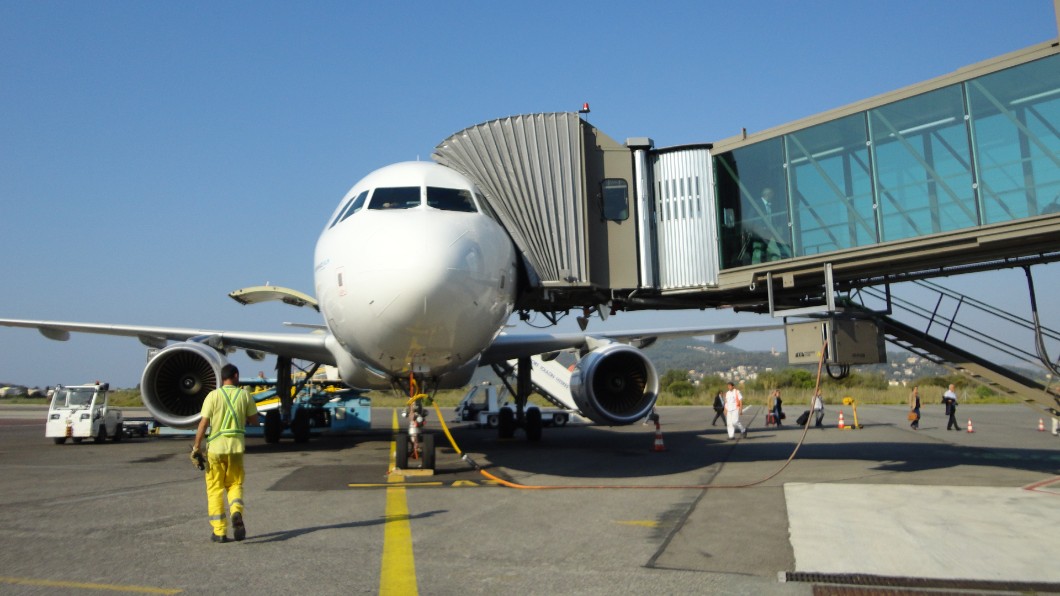 Wenn die meisten Emissionen vom Luftverkehr selbst ausgehen – wie wichtig ist dann die Dekarbonisierung auf dem Vorfeld? Foto: Vinci Airports Wenn die meisten Emissionen vom Luftverkehr selbst ausgehen – wie wichtig ist dann die Dekarbonisierung auf dem Vorfeld? Foto: Vinci Airports
