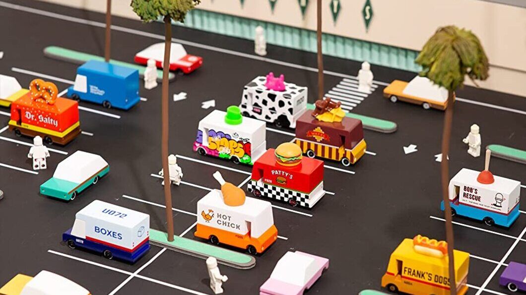 Spielzeug als Sammlerstück: In seinem Onlone-Shop verkauft Philipp Päper Modellautos aus Holz wie diese Food-Truck-Miniaturen des US-Herstellers Candylab. Foto: Holzflitzer.de Spielzeug als Sammlerstück: In seinem Onlone-Shop verkauft Philipp Päper Modellautos aus Holz wie diese Food-Truck-Miniaturen des US-Herstellers Candylab. Foto: Holzflitzer.de