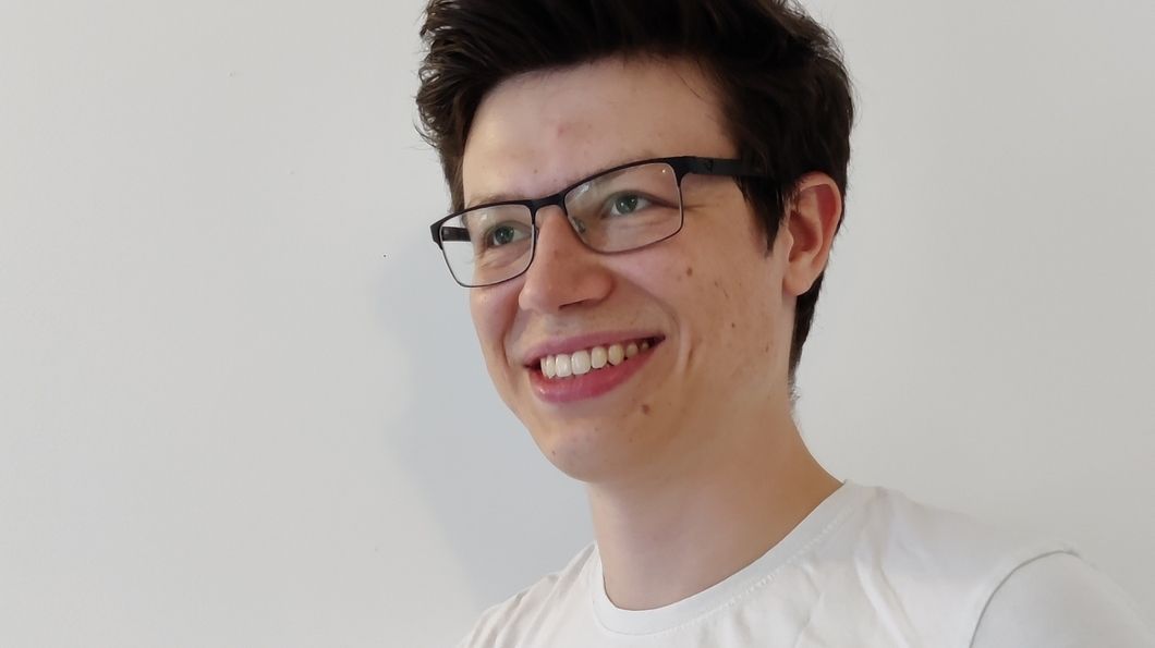 Auf dem Beifahrersitz eines Tesla wurde Robin Engelhardt vom Auto-Agnostiker zum E-Mobility-Boy. Bei Twitter ist er als @Elektro_Robin unterwegs. Foto: privat Auf dem Beifahrersitz eines Tesla wurde Robin Engelhardt vom Auto-Agnostiker zum E-Mobility-Boy. Bei Twitter ist er als @Elektro_Robin unterwegs. Foto: privat