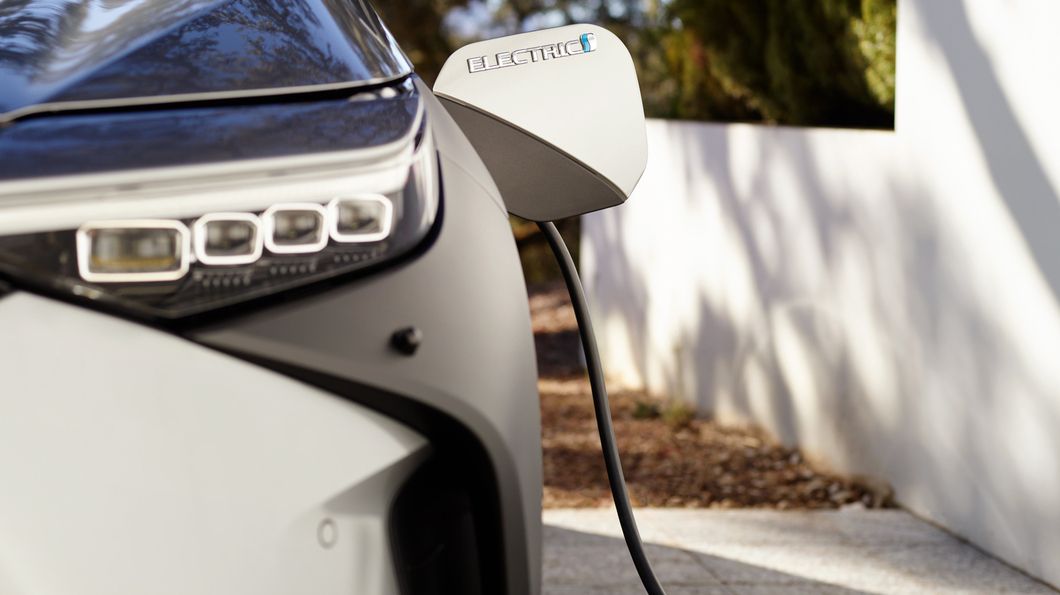 Eigenheimidyll mit Ladekabel: Bis 2030 steht nach Prognosen noch immer fast jedes zweite E-Auto vor einem Einfamilien- oder Doppelhaus. Foto: Toyota Eigenheimidyll mit Ladekabel: Bis 2030 steht nach Prognosen noch immer fast jedes zweite E-Auto vor einem Einfamilien- oder Doppelhaus. Foto: Toyota